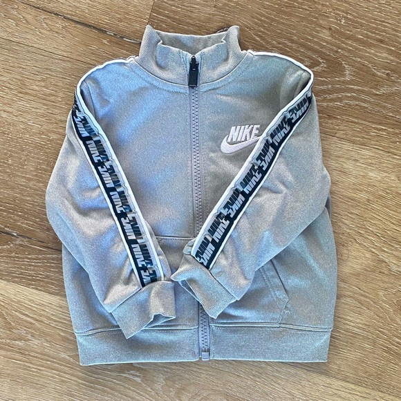 Nike: Sportswear Club Dri-FIT - Picture 5 of 16